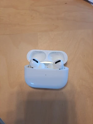 Apple Airpods Pro - Säljer ett par airpods pro som är i mycket bra skick och funnkar felfritt. Kartogong och laddare tillkommer ej.
