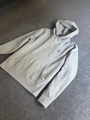 Polo Ralph Lauren hoodie  - Säljer en stilren grå Polo Ralph Lauren hoodie med huva och vita dragsnören. 100 äkta med kvitto online. 