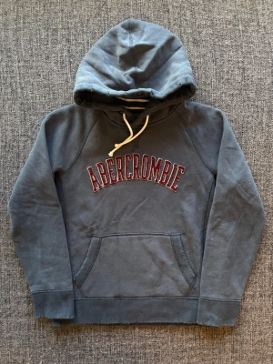 Abercrombie & fitch hoodie ~ sällsynt  - Säljer nu denna sjukt snygga Abercrombie & Fitch hoodien | st XS ~ 165–175cm | sliten design från fabrik som ger den en unik vintage-look | passar perfekt nu till kyligare dagar! Modellen produceras inte längre och är därav väldigt sällsynt. Kan även gå ner lite i pris vid snabb affär🍁🫶