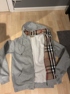 Burberry zip hoodie  - För liten för mig så vill sälja av mig, på min profil har ja en svart oxå, vi kan komma överens om ett pris på båda burberrys tillsammans 