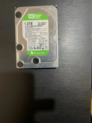 WD 1.5TB intern hårddisk SATA - Intern hårddisk från Western Digital med 1.5TB lagringskapacitet. Modellen är WD15EARS och använder SATA-anslutning. Höljet är i metall och plast, med grön och vit etikett. Perfekt för lagring eller backup av filer i din stationära dator.