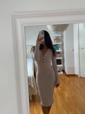 Beige klänning  - Beige ribbad klänning från Gina Tricot i storlek XS