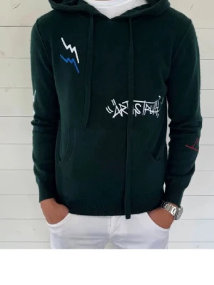 Zadig voltaire hoodie  - En mycket sällsynt hoodie ifrån Zadig voltaire i kasmire och i ett mycket bra skick, modellen är 182 och 75kg vid minsta fundering är de bara att höra av sig! 