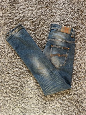 Nudie jeans - Riktigt schyssta jeans från Nudie! | Byxorna har unika och sjukt snygga fades | Modell: Tape Ted (sitter slim/straight och är sjukt eftertraktad då den inte tillverkas längre)  | Skick: 9/10 | Storlek: 30/34| Hör gärna av dig vid frågor!