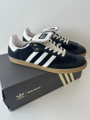 Adidas wales bonner skor  - Skorna är helt nya, aldrig använda. Storlek 44. Kommer med box och extra svarta skosnören. Fler storlekar finns i profilen. Snabba affärer kommer att prioriteras!