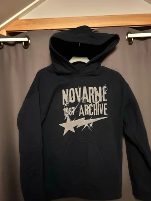 Marinblå hoodie med tryck Novarne 1987 - Storlek s kan passa xs