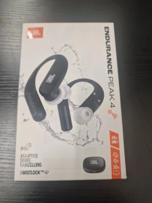 JBL Endurance Peak 4 svarta in-ear - JBL Endurance Peak 4 är svarta trådlösa in-ear hörlurar med öronkrokar för extra stabilitet. De har adaptiv brusreducering, IP68-klassning för vattentålighet och lång batteritid. Perfekta för träning och aktiva dagar, med laddningsetui och Twistlock-teknik.