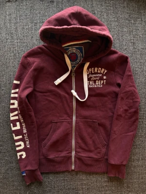 Superdry zip up ~ sällsynt  - Säljer nu denna sjukt snygga Superdry zip up hoodien | st S ~ 170–180cm | passar perfekt nu till kyligare dagar! Modellen produceras inte längre och är därav väldigt sällsynt. Kan även gå ner lite i pris vid snabb affär🍁🫶