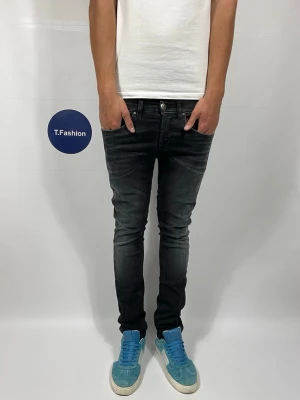 Dondup George Jeans - Säljer nu dessa Dondup George Jeans, mått ca 35,5 o 102 cm där Moddelen är 183 o väger 68 kg, skriv för fler bilder/frågor🙌🏼