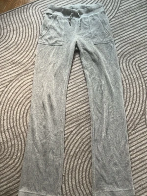Gråa Juicy couture byxor 