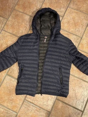 Mörkblå dunjacka med huva - Säljer nu min Colmar jacka. Perfekt inför hösten. Strl 46 motsvarar S. Skick 9,5/10. Kan tänka mig gå ner i pris vid snabb affär! Hör av för frågor.