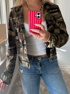 As snygg militär jacka!  - Så cool jacka me militär mönster från bikbok i stl S🥰