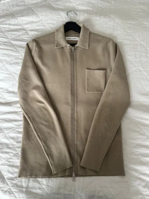 Somsøe samsøe cashmere tröja - Säljer en beige Samsøe samsøe tröja i pure cashmere, har en minimal lagning på insidan, det syns bara inifrån och ej utifrån. Nypris 1600kr skriv för fler bilder eller frågor.     (Välj instabox)