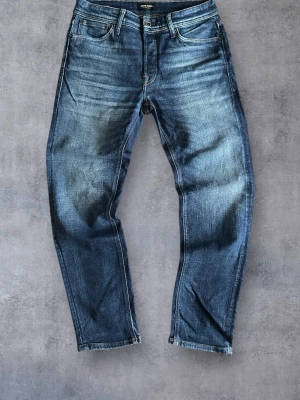 Jack&Jones Tapered/Mike Blue Wash Jeans - Jättesnygga Jack&Jones jeans i storlek W32/L32. Modell/Passform: Tapered/Mike. Byxorna har använts väldigt lite och har en snygg blue washed färg. Alla mått finns på bild. Har fler bilder!
