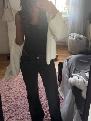 Zara jeans - Säljer ett par gråa lågmidjade jeans från zara. Använt fåtal gånger men har fortfarande fint skick
