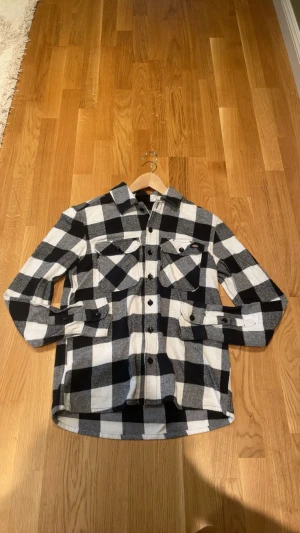 Rutad overshirt - Tjenare! Säljer en stilren overshirt från Dickies i storlek S-M. De står på taggen att storleken är X small men detta stämmer inte då jag som oftast har Storlek M och ibland S kan bära denna utan problem. Overshirten passar perfekt nu till hösten och vintern då de blir lite kyligare. Skriv gärna vid ytterligare frågor!