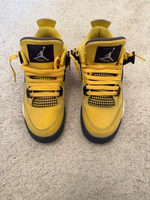 Gula Air Jordan 4 Lightning  - Säljer ett par Air Jordan 4 