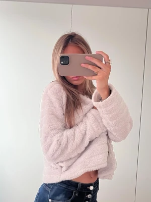 Fluffig jacka  - Vit fluffig creme färgad jacka, skönt material perfekt för höst o vår 