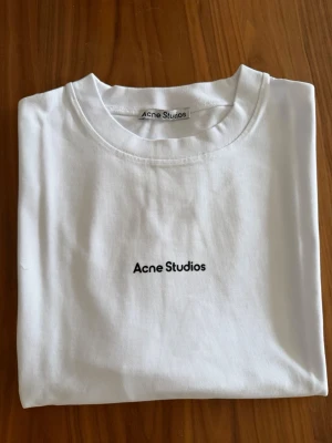 Acne studios T-shirt  - Snyggaste T-shirt och perfekt skick. Passformen är oversize och unisex. 
