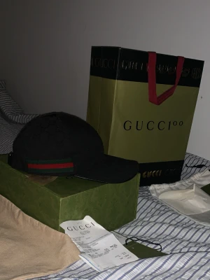 Svart Gucci Keps - Jag säljer min Gucci keps då den ej används längre, Kepsen är i mycket bra skick o ser helt ny ut. Skick 8/10, hör av er om ni vill ha fler bilder! Pris kan diskuteras!