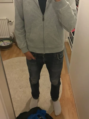 Grå hoodie från Sail Racing - Säljer en grå Sail racing luvtröja i storleken 170 ≈ xs. Tröjan är i fint skick med inga deflekter. Öppen till frågor!