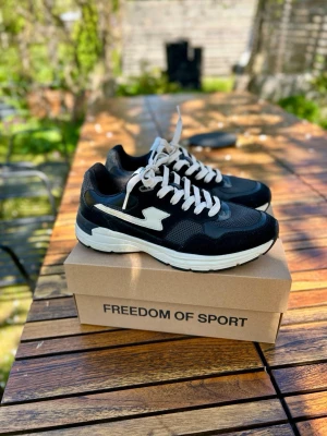 Stepney Workers Club Amiel S-Strike Black - Stepney Workers Club Amiel S-Strike in classic black. Completely unused, dead stock with original box. Retail 2,200 SEK. Size: EU 40 / UK 6 / US 7 (Women’s 9) Condition: New with tags Will send in original box