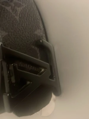 Svart bälte med stjärnmönster - Snyggt svart bälte med diskret stjärnmönster och en cool, matt svart spänne. Perfekt accessoar för att lyfta din outfit och ge en edgy touch. Bältet har en modern design och passar till både jeans och byxor.