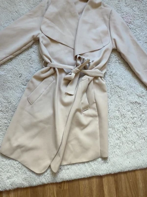 Trenchcoat - Beige trenchcoat perfekt till höst och vår, eller som en kofta att ha när det blir lite kyligare på kvällen