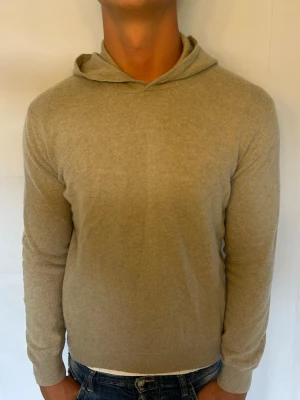 Oscar Jacobson hoodie  - Säljer denna tvär feta hoodie ifrån Oscar Jacobson. Modellen är ca 180 cm lång och väger 73 kg, tveka inte på att kontakta mig vid minsta fundering🙌