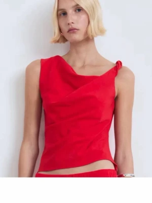 Röd asymmetrisk ärmlös topp - Snygg röd topp med asymmetrisk halsringning och ärmlös design. ❤️❤️❤️