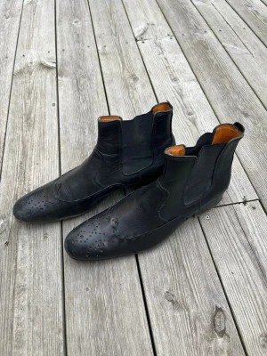 Svarta läder Chelsea boots med mönster  - Unika läder Chelsea boots med cowboy boots mönster i storlek 42 