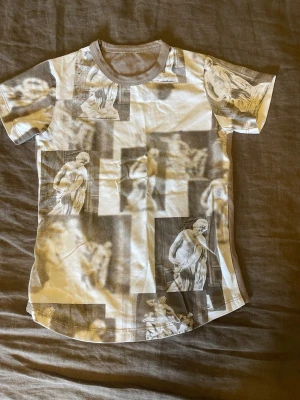 Barn t-shirt stl.98 (3 år) - Beige barn T-shirt stl.98 3 år i väldigt fint skick, väldigt lite använd, av bomull, 