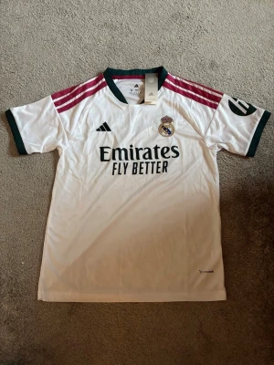 Real Madrid hemma tröja - Real Madrid hemma tröja, finns i både storlek S och M. Helt ny med tagg kvar 