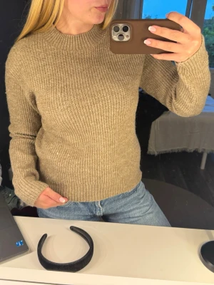 Beige stickad tröja - Superfin beige stickad tröja!