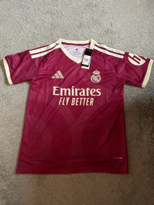 Real Madrid borta tröja  - Real Madrid hemma tröja, finns i både storlek S och M. Helt ny med tagg kvar 