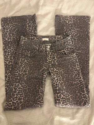 leopard jeans - har endast en liten ”defekt” vid knapphålet. köptes på nelly för runt 700kr🩷 köp direkt