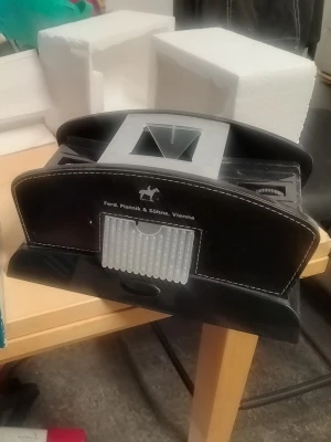 Kortblandare från Piatnik - Elektrisk kortblandare från Piatnik, svart och grå i plast. Perfekt för att snabbt blanda kortlekar till spelkvällar. Drivs med batterier och har plats för flera kortlekar. Enkel att använda och smidig att förvara.