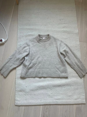  beige stickad tröja☺️✨ - säljer en söt beige stickad tröja från Gina Tricot, lite nopprig men annars i bra skick 