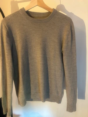 Stickad tröja  - En riktigt snygg stickad tröja från these glory days! Den är lite liten i storleken så passar S och XS. Nypris: 799kr! Vid funderingar är det bara att skriva i dm! 