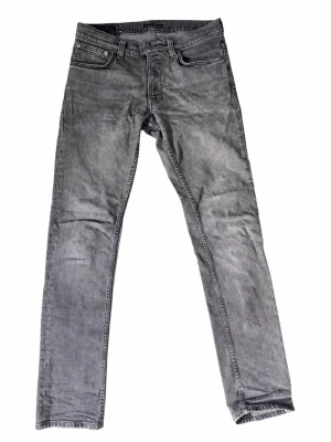 Nudie Jeans 30/32 - Hejsan, säljer nu dessa nudie jeans i storlek 30/32 i mycket gott skick, använda max 2-4 gånger. Modell: Grim Trim
