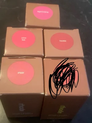 Rhode Pocket Blush i flera nyanser - Säljer Rhode Pocket Blush i fem olika nyanser: sprinkle, juice box, freckle, piggy och en till. Kompakt förpackning i brunt med färgmarkering på locket. Perfekt för att ge kinderna en fräsch färg och glow. Enkel att ta med i väskan.