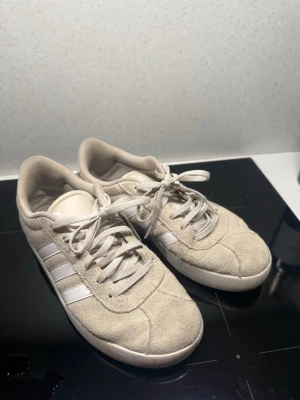 Beige Adidas - Beiga adidas med vita detaljer. Köpta 2025. Inga defekter. Välanvända. 