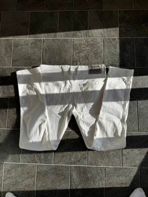 Replay Anbass  - Säljer nu mina vita Replay Anbass i storleken 32x32! Skicket är mycket bra, och jeansen har en slim passform.  Passar perfekt nu till hösten och sena sommaren! Nypris ligger på ca 1600kr! Vid frågor och funderingar är det bara att höra av sig!