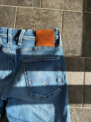 Replay Anbass - Säljer nu mina Replay Anbass i storleken W31/32! Passar på dig som är mellan 175 och 185! Skicket är mycket bra och passformen är slim! Nypris ligger på över 1600kr! Vid frågor eller funderingar är det bara att höra av sig!