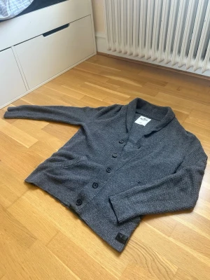 Vintage hollister kofta / cardigan (sällsynt) - Tjena, säljer min gråa kofta från Hollister, riktigt fet för lager på lager outfits. Utmärkt skick, bara slänga på dig den över en t-shirt o du är fly på nolltid. Priset är inte hugget i sten!