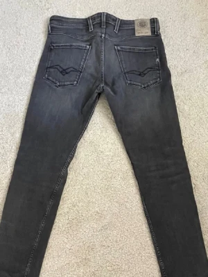 Grå Replay Ambass Jeans - Säljer ett par grå jeans från replay, i modell ambass. Storlek 30/32. Nypris 1799 och mitt pris ligger endast 449. Skick 8,5/10. Har inga tecken på slitningar men har använts en del. 