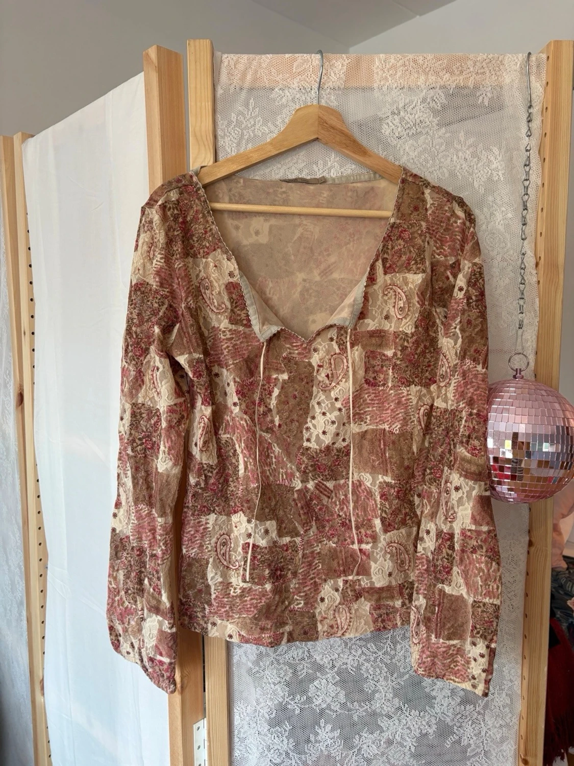 Flerfärgad blus med knytning framtill