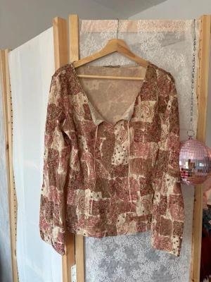 Flerfärgad blus med knytning framtill - Söt blus med många detaljer! 