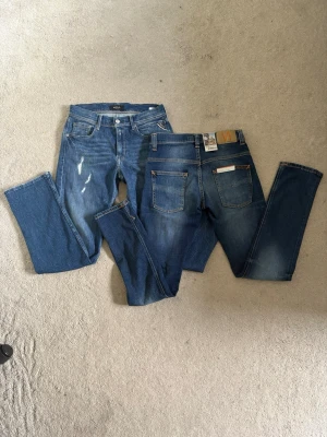  Nudie Jeans och replay jeans. N 28/32 r 14 år - Säljer ett par klassiska blå jeans från Nudie Jeans,  i färgen Indigo Dreams. Jeansen har slim fit  passform, och ett par replay jeans med slitningar och en normal/avslappnad passform.två perfekta jeans om du vill uppgradera din garderob fort