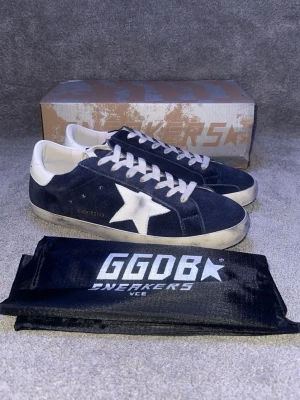 Golden goose skor - Hej säljer mina golden goose skor i väldigt bra skick i storlek 43 och aldrig använda 